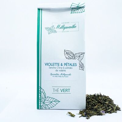 Violetter grüner Tee & Blütenblätter