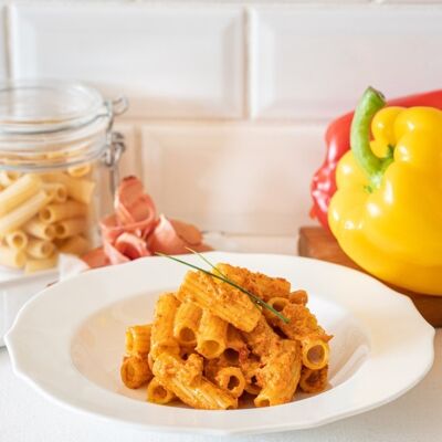 Tortiglioni con crema di peperoni e speck