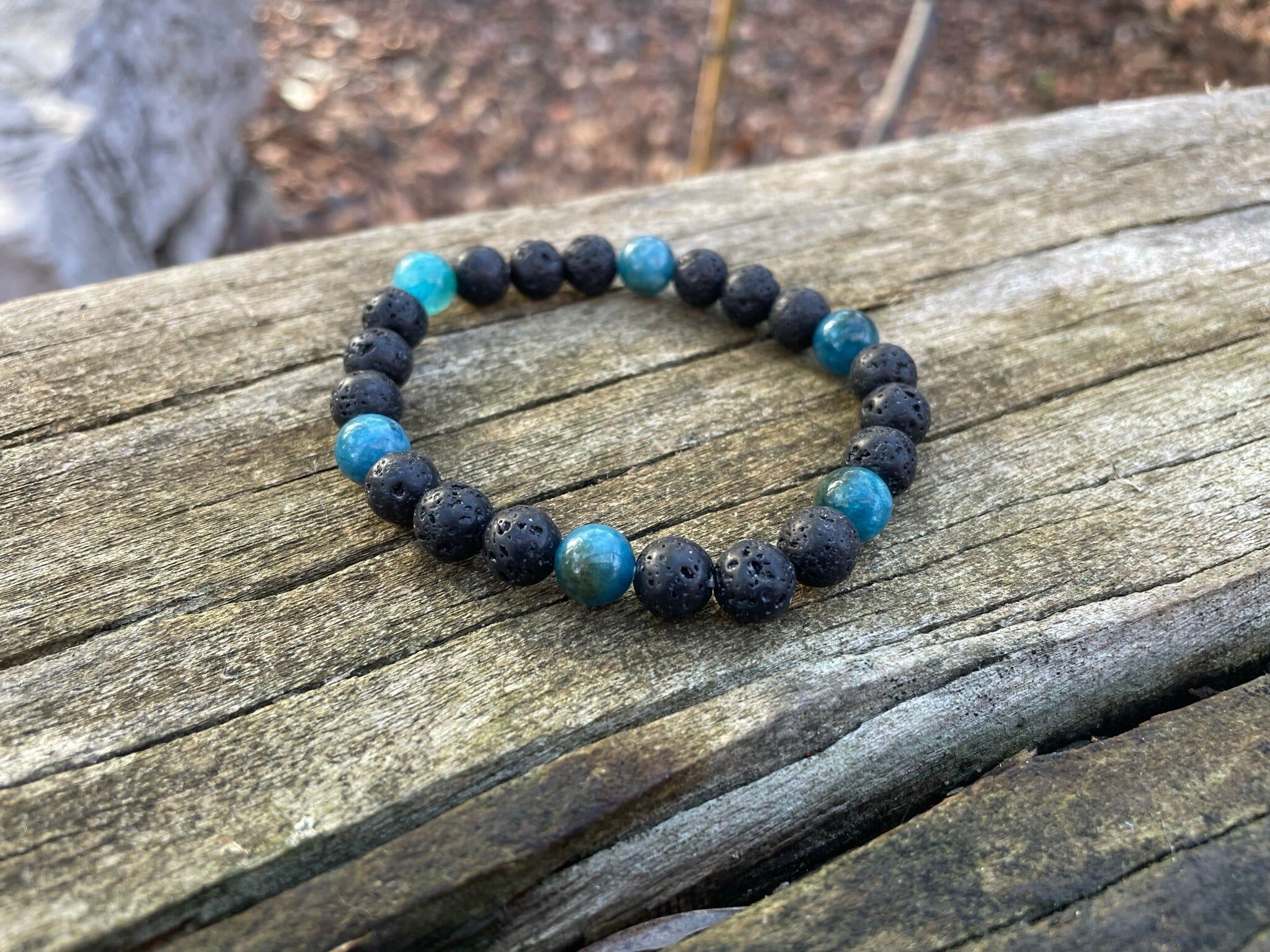 Elastisches Lithotherapie-Armband aus Lavastein und Apatit