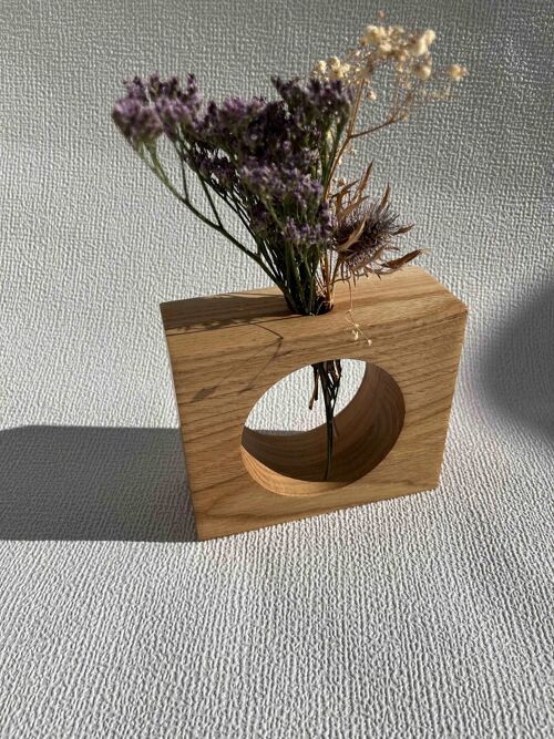 Zinnia. Le vase en chêne pour fleurs sèches