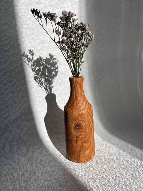 Wedelia. Le vase en forme de bouteille en bois de chêne rouge