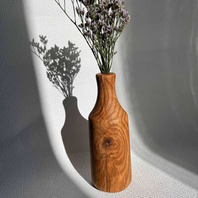Wedelia. Il vaso a forma di bottiglia in legno di quercia rossa