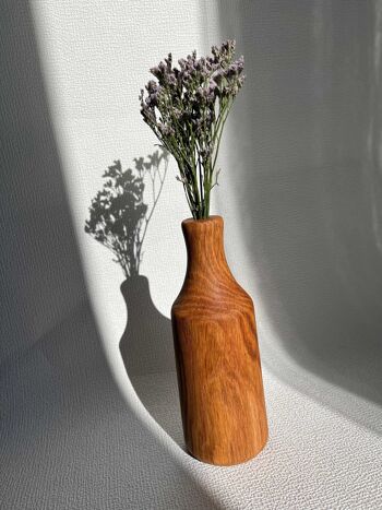 Wedelia. Le vase en forme de bouteille en bois de chêne rouge 2