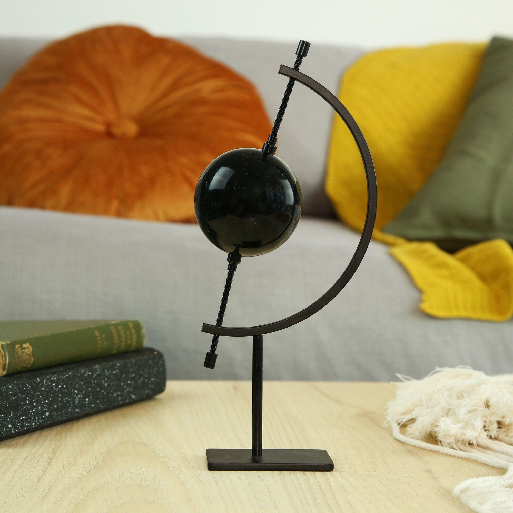 Schwarzer Obsidian-Kugel, natürlicher Kristalledelstein und Ständer