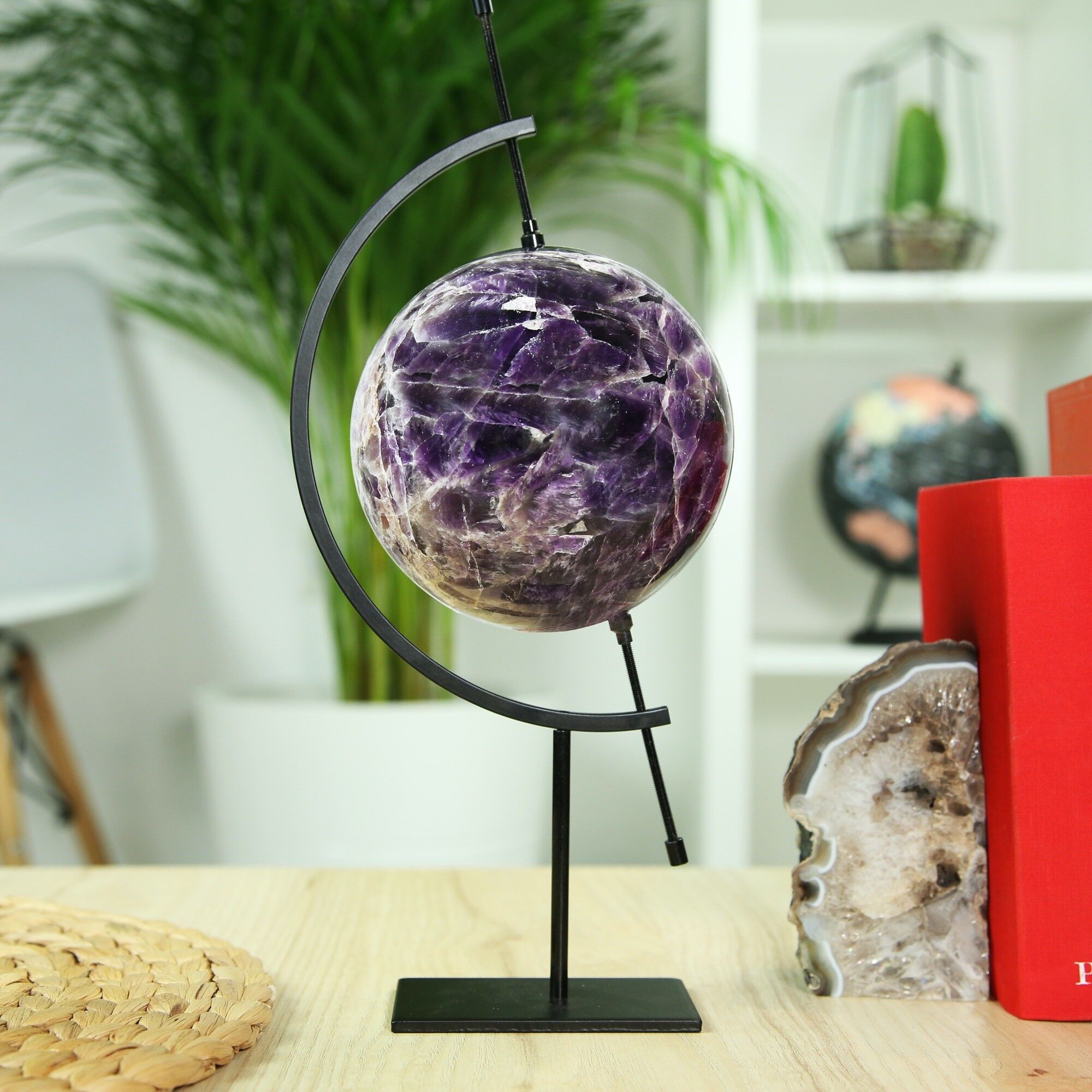 Große Amethyst-Kugel, natürlicher Kristalledelstein und Ständer