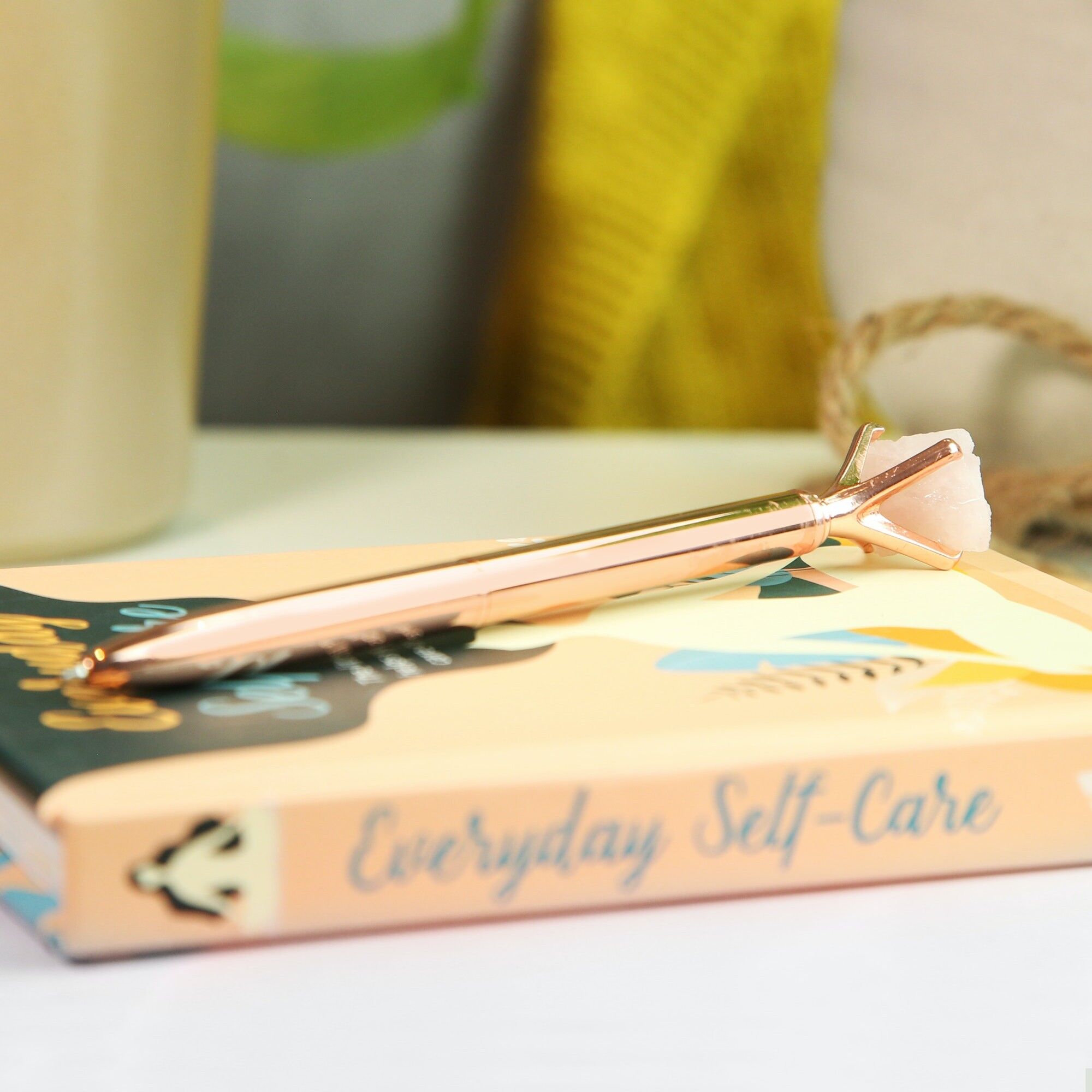 Luxuriöser Kugelschreiber aus natürlichem Kristall in Roségold und Rosenquarz