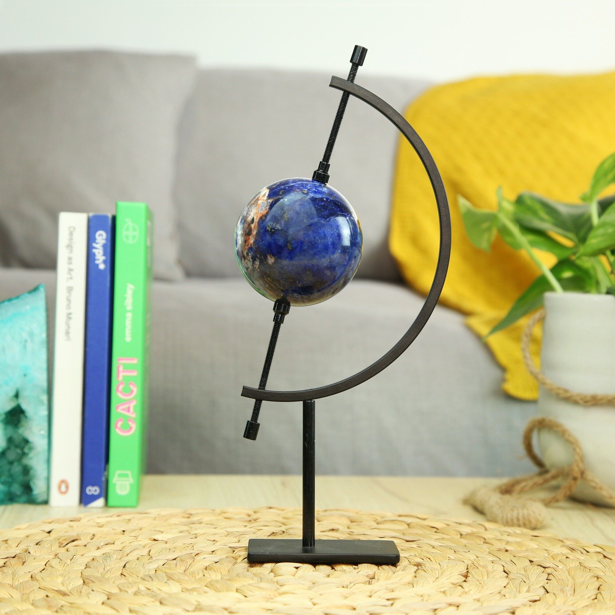 Sodalith-Kugel, natürlicher Kristalledelstein und Ständer