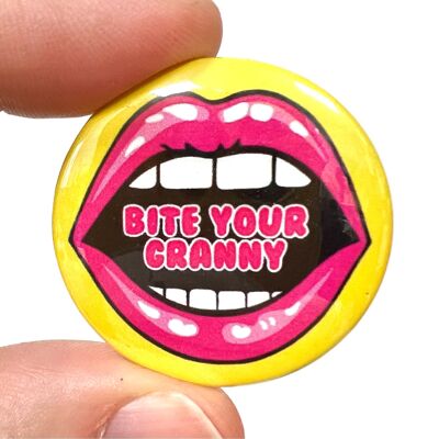 Beißen Sie Ihre Oma / Lippen inspiriert Button Pin Abzeichen