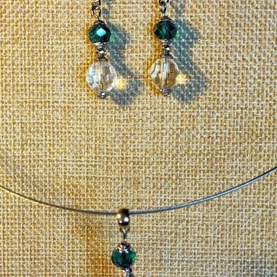 Conjunto de 5 collares de cristal y pendientes a juego.