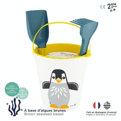 Juguete de playa pingüino elaborado con algas (cubo, pala, colador y rastrillo)