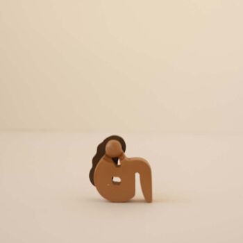 Figurine de femme en bois "Tendresse" 3