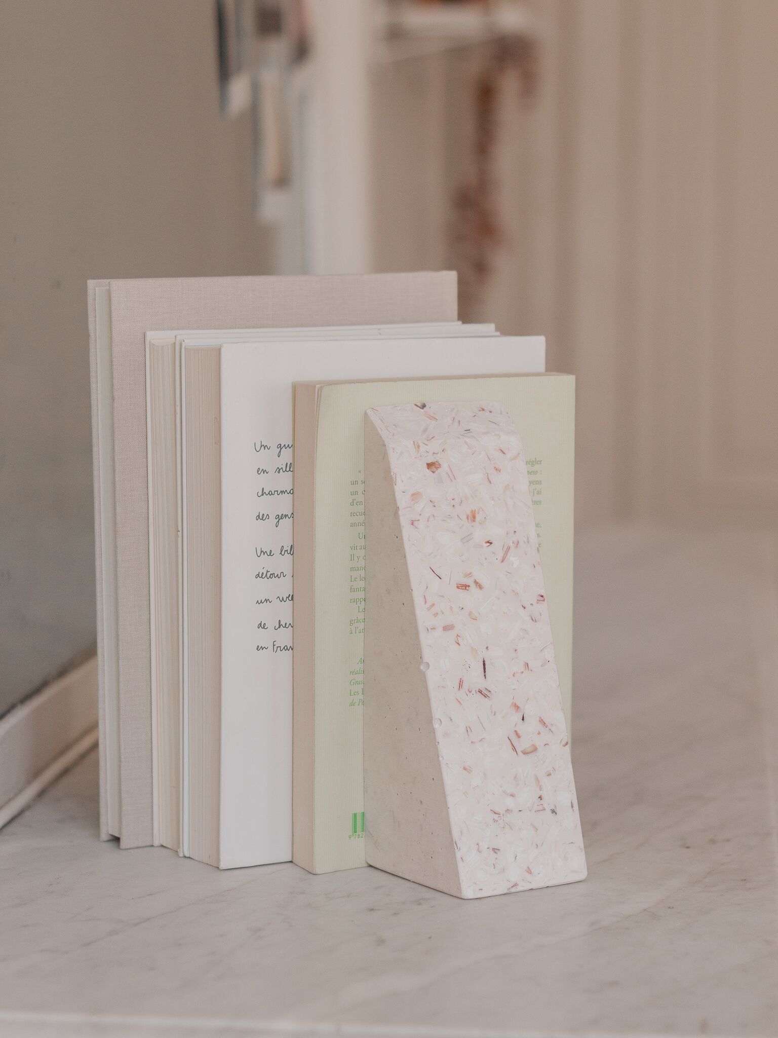 Bookend made from recycled shells, large format 20cm