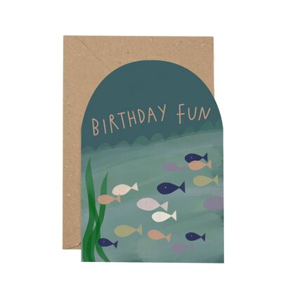 Tarjeta curva de pez divertido de cumpleaños
