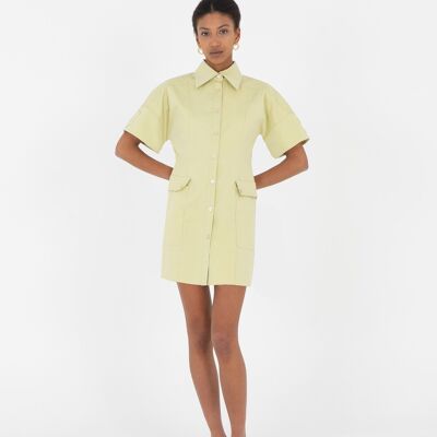 Short fitted dress with short sleeves and shirt collar / Pockets fever
