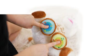 Toucher et jouer de la musique en peluche 4