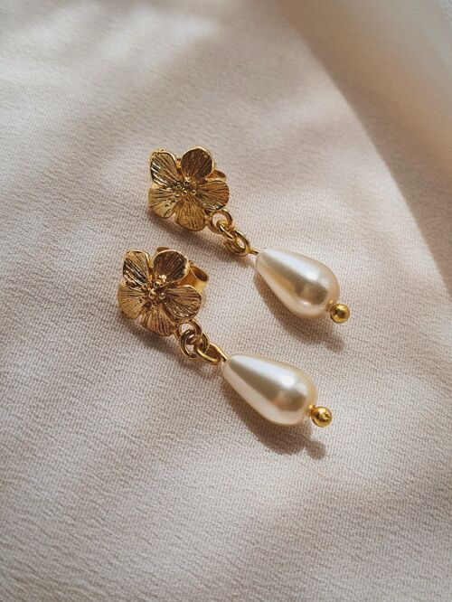 Boucles d'oreilles pendantes fleurs or et perle goutte de nacre style vintage romantique, modèle Darling