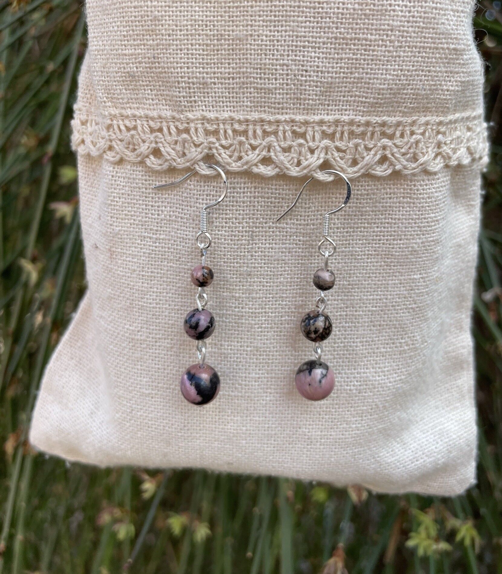 Hängende Ohrringe mit 3 Kugeln aus natürlichem Rhodonit