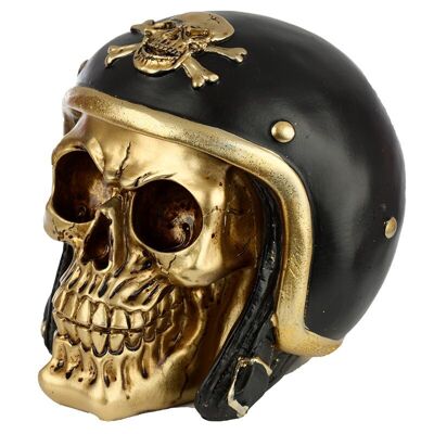 Adorno de calavera dorada en casco de motociclista