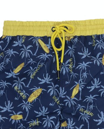 Maillot de bain garçon imprimé palmiers et planches de surf bleu et jaune sur fond bleu marine. (2a-16a) 3