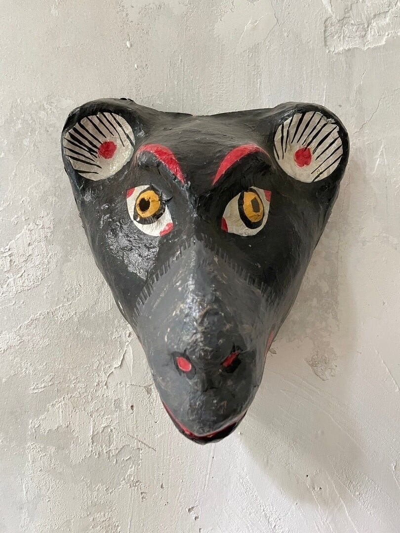 Masque ancien avec sa coiffe en coquillage | Selency