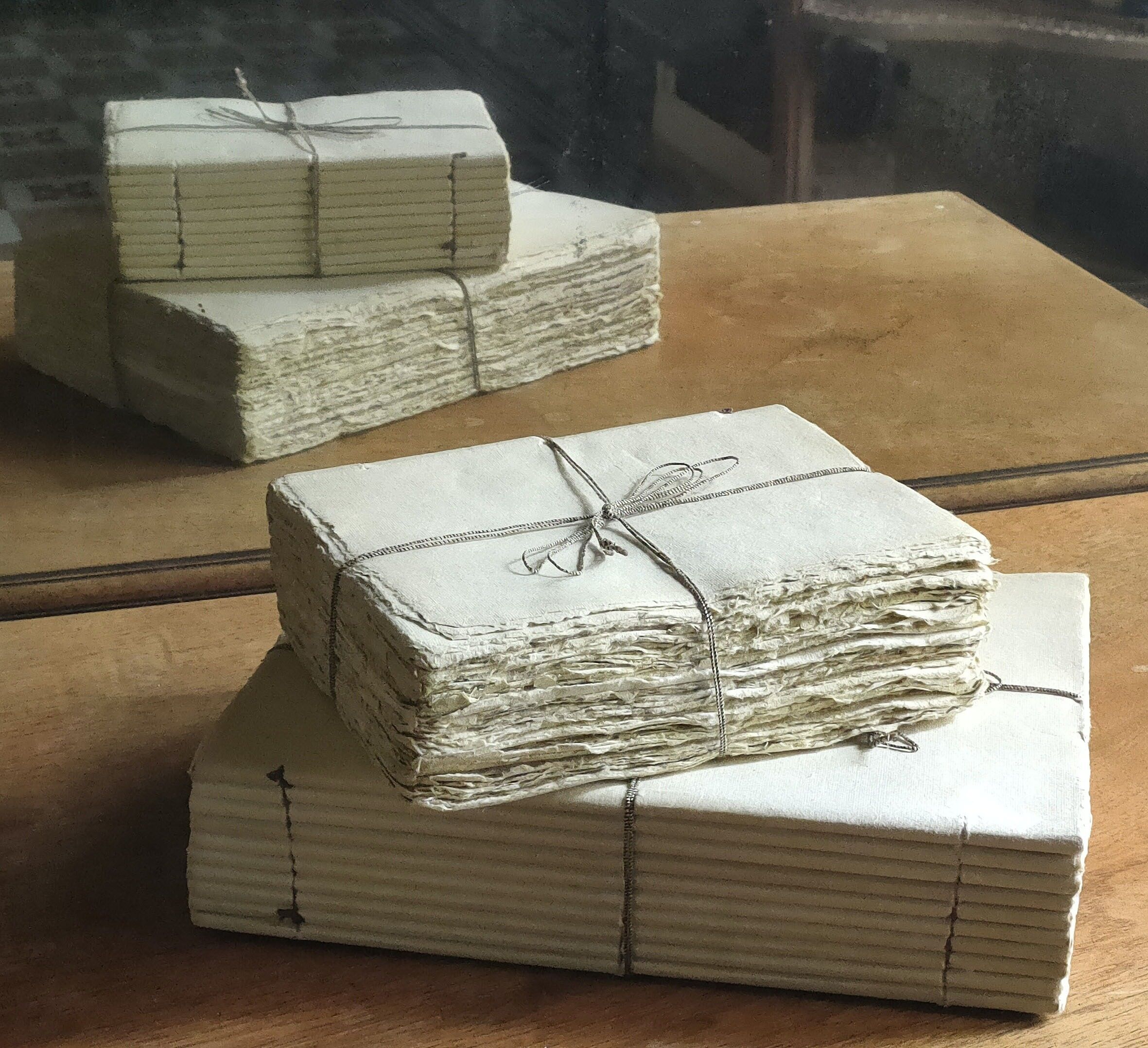 Quaderno-fascia in carta pergamena semplice come un vecchio libro, spesse 360 pagine