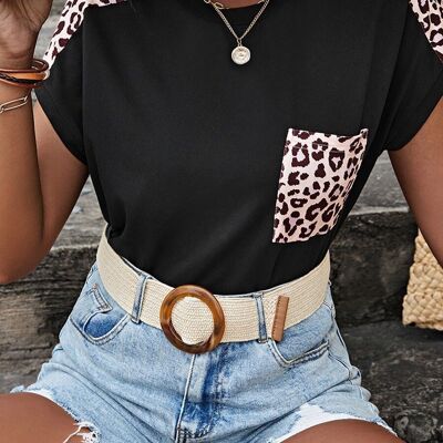 Camiseta con bolsillo de parche de leopardo en contraste-Negra
