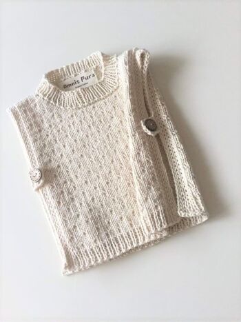 Gilet pour bébé de style armure tricoté à la main biologique 1