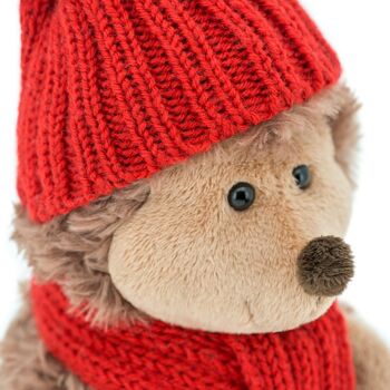 Peluche, Prickle le hérisson au chapeau rouge 3