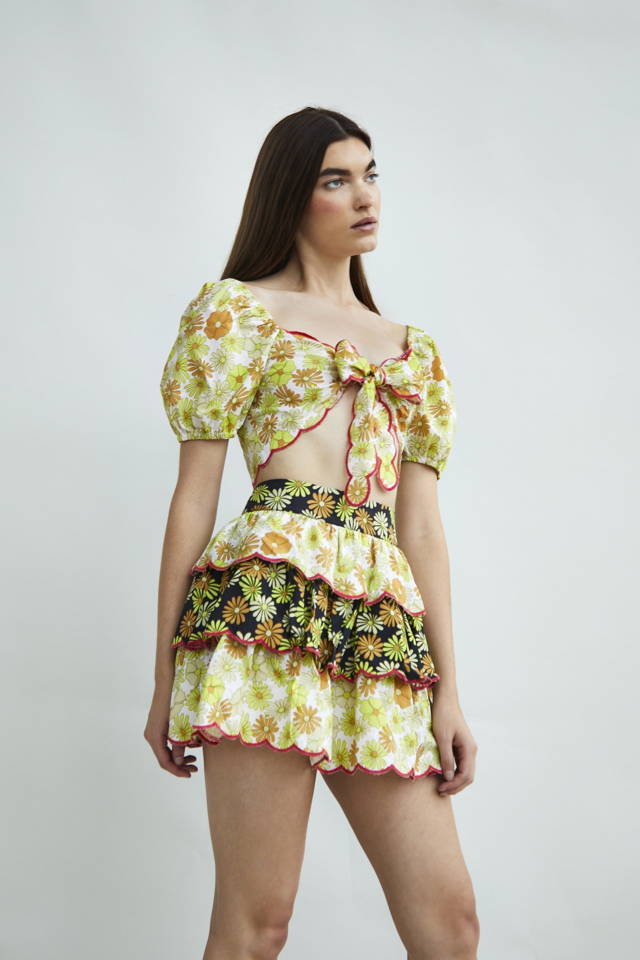 CROP TOP CON LACCI DAVANTI CON MANICHE A SBUFFO BIANCO FLOREALE RETRÒ