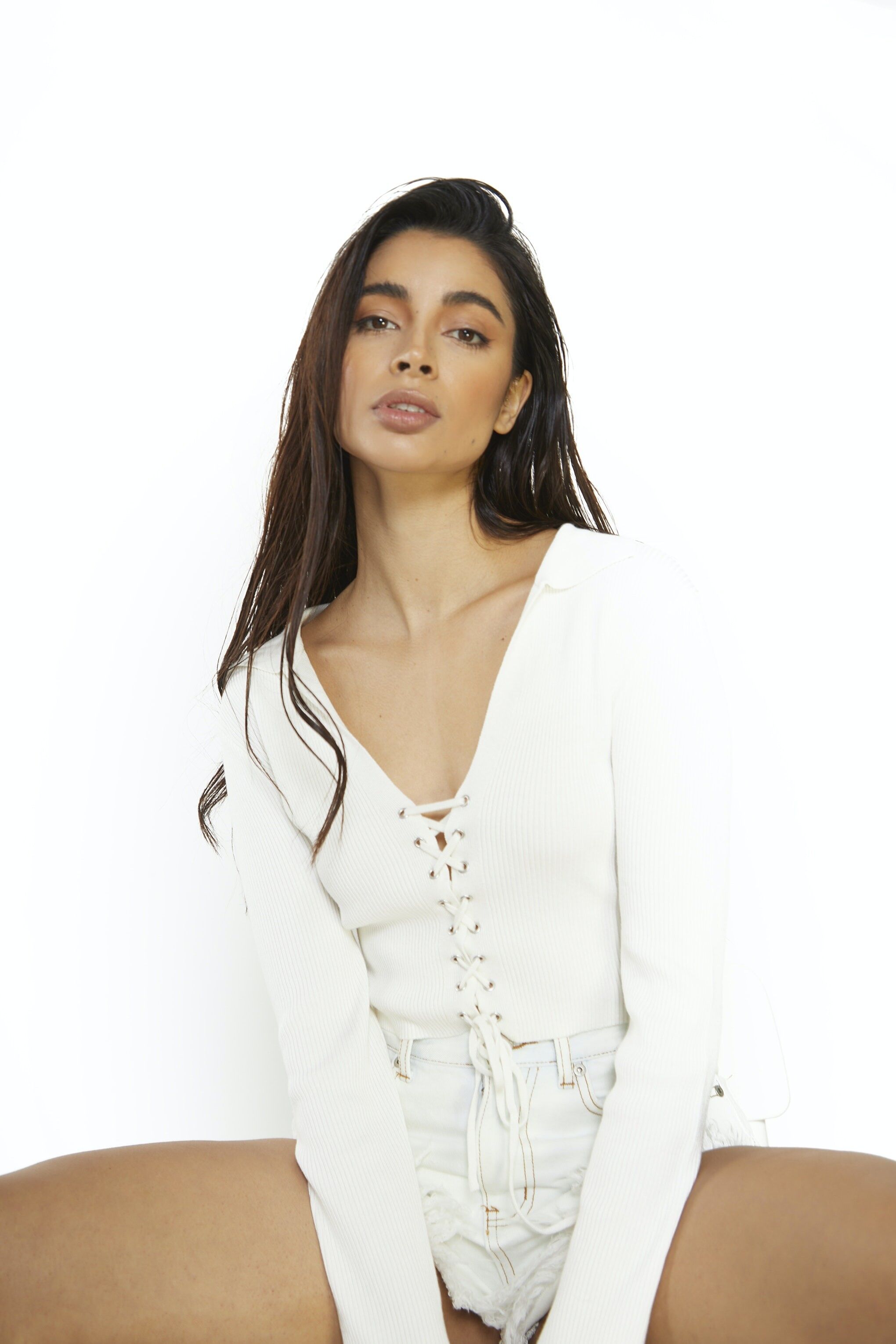 CROP TOP BODYCON IN MAGLIA A COSTINE ALLACCIATE CON COLLETTO E MANICHE LUNGHE-BIANCO SPORCO