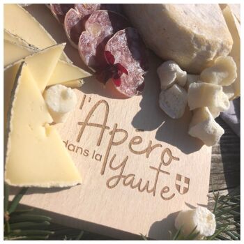 Planche à découper "l'Apéro dans la Yaute" (montagne, Haute-Savoie, station de ski, fromages) 1