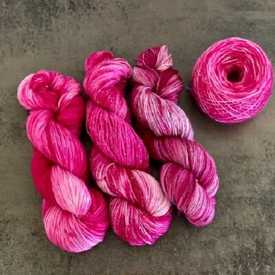 APHRODITE'S KISS, hand-dyed wool, hand-dyed yarn, different types of wool