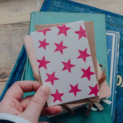 Tarjeta de cumpleaños con tipografía de estrellas rosas