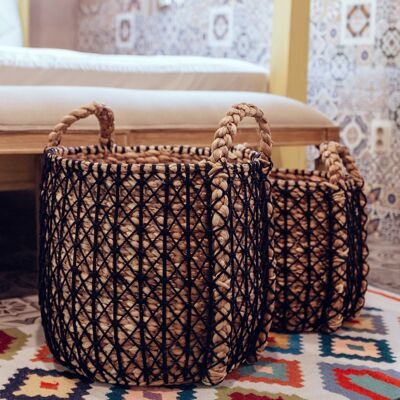 cesta | Cesta de lavandería | Cesta para plantas con detalles en negro PRYA hecha de jacinto de agua