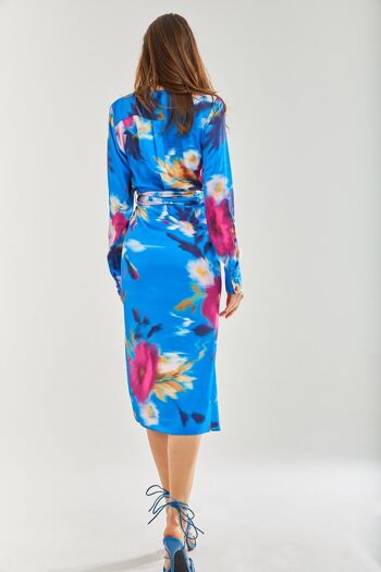 Robe mi-longue cache-cœur en satin à fleurs bleu Liquorish 4