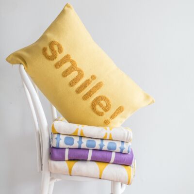 Funda de almohada amarilla sonrisa.
