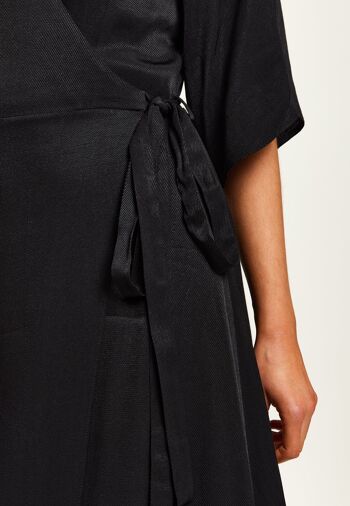 Maxi robe portefeuille noire Liquorish avec manches kimono 7