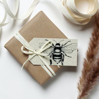 Etiqueta de regalo hecha de papel de hierba, abeja salvaje