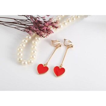Boucles d'oreilles pendantes à clip en métal doré et cœur en émail rouge 3