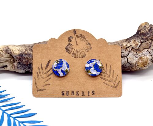 Boucles d'oreilles puces ethnique bois et papier fleur wax bijou africain bleu blanc