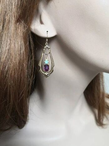 boucles d'oreille longues style victorien en métal couleur bronze, crochets or & cristal turquoise et violet [Isolde] 1