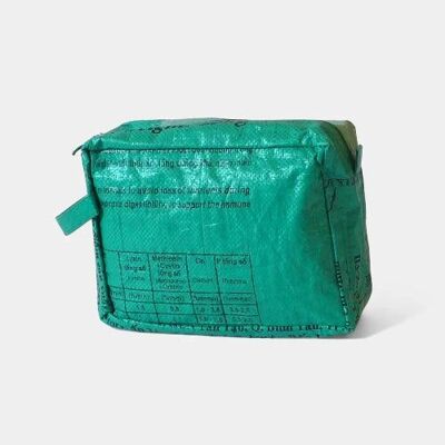 WASH ME | Environmentally friendly toiletry bag in green