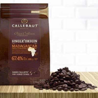 CALLEBAUT - Madagascar 67,4% Gusto di cacao deciso e ampio con note di lampone e mirtilli (cacao 67,4%) - 2,5 kg - Pistoles