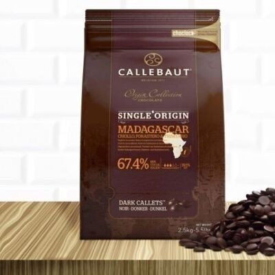 CALLEBAUT - Madagascar 67,4 %Goût de cacao affirmé et ample aux notes de framboise et de myrtilles (cacao 67,4 %) - 2,5 kg - Pistoles
