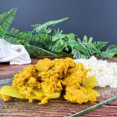 Carne vegana estilo pollo al curry con cebolla