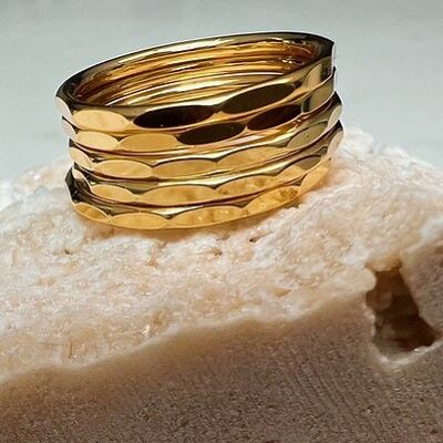 Pila di anelli martellati in oro taglia S/M (placcato in oro 18 carati)