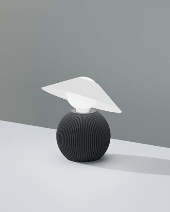 Lampe à poser eco design minimaliste décoratif, "DAM". Dame au chapeau lampe 12