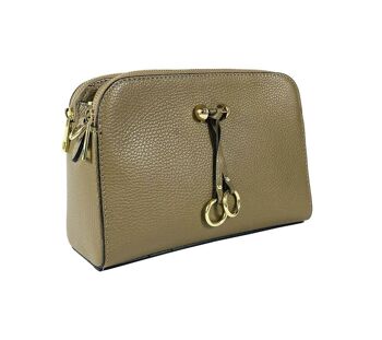 RB1011AQ | Sac à bandoulière pour femme en cuir véritable fabriqué en Italie. Bandoulière amovible. Attaches avec mousquetons en métal doré brillant - Couleur taupe - Dimensions : 25 x 17 x 10 cm 5