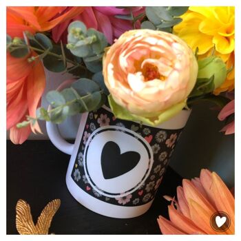 Mug noir cœur & fleurs (Fête des mères, maman, fleuriste, liberty) 1