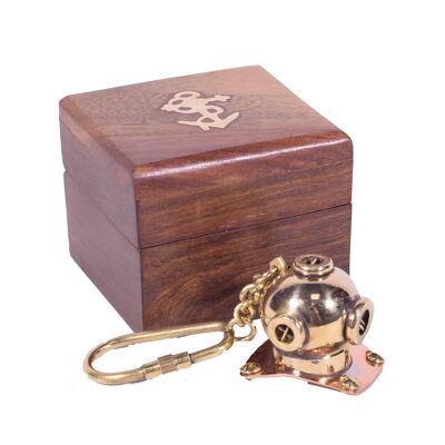 Porte-clés casque de plongeur dans une boîte en bois